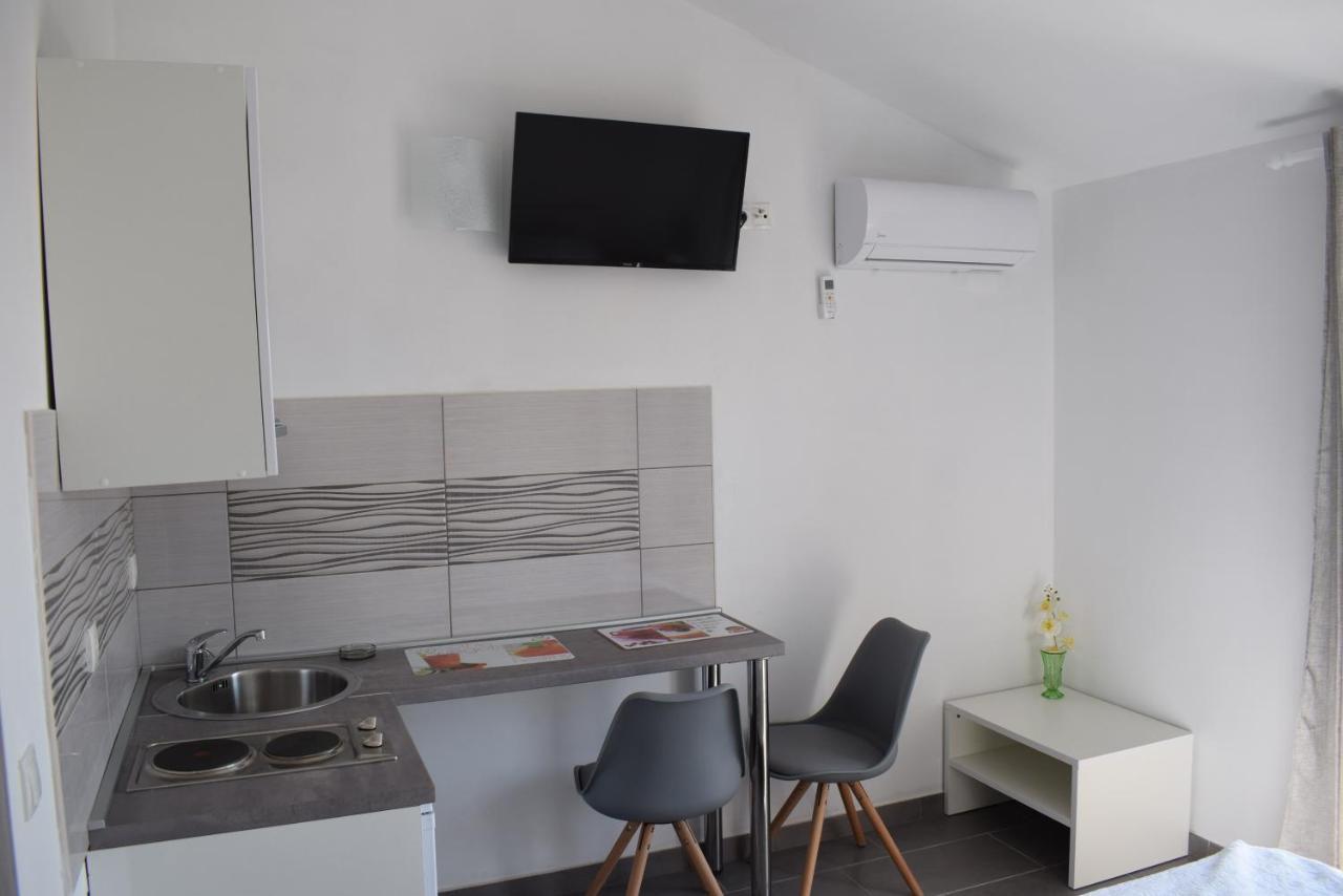 Apartmani Katica โนวาลยา ภายนอก รูปภาพ