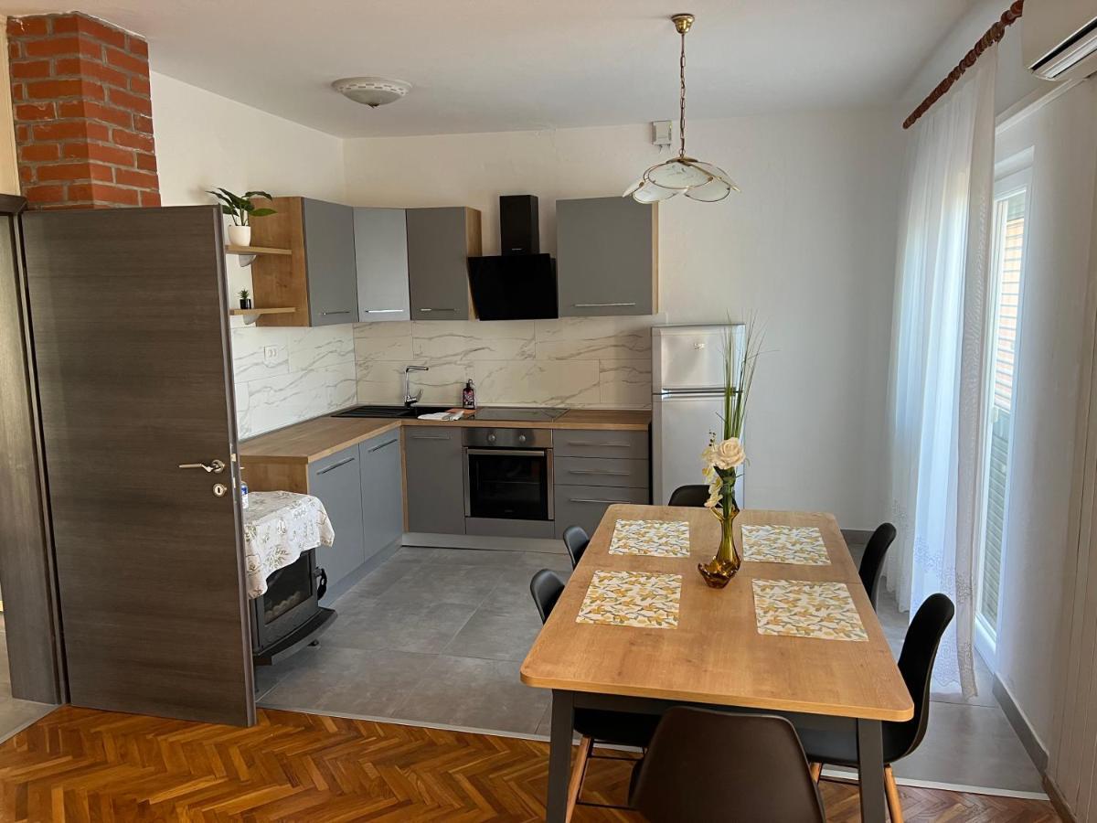 Apartmani Katica โนวาลยา ภายนอก รูปภาพ